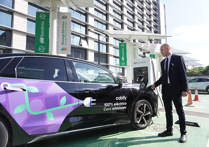 Foto Cabify e Iberdrola firman un acuerdo estratégico para fomentar la movilidad cero emisiones en España.
